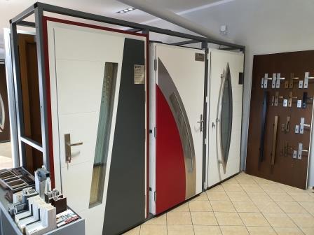 Композитные входные наружные двери Vikking в Латвии